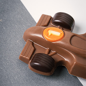 ein Formel-1-Rennwagen aus Schokolade in Form eines Lutschers