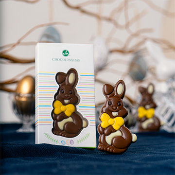Osterhase in österlicher Dekoration