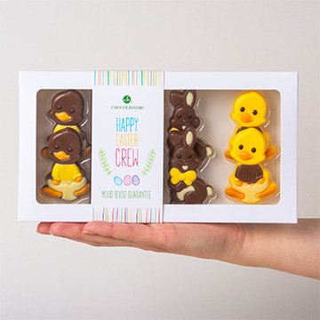 Set von Osterfiguren aus belgischer Schokolade in Form von Hasen und Enten, präsentiert auf der Hand