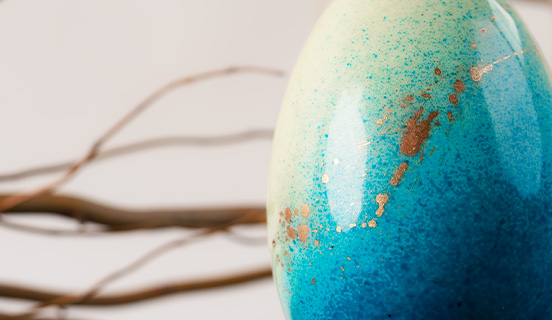 Premium-Osterei aus weißer belgischer Schokolade zu Ostern