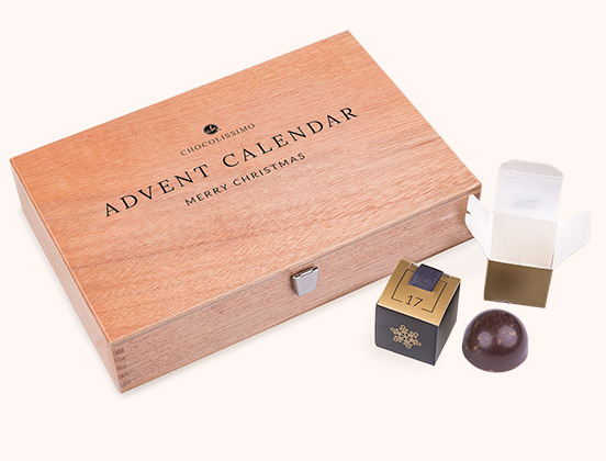 Einzigartige Merkmale des gravierten Adventskalenders mit Mini-Geschenken aus belgischer Schokolade und Wünschen in englischer Sprache