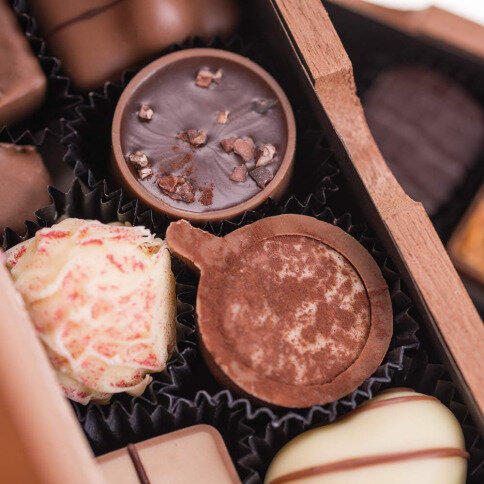 Chocolaterie - Liebe - 20 Pralinen im Holzkästchen mit Gravur