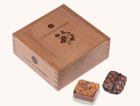 Einzigartige Merkmale einer Schachtel mit Schokoladenpralinen, die mit einem Blumenmotiv verziert sind