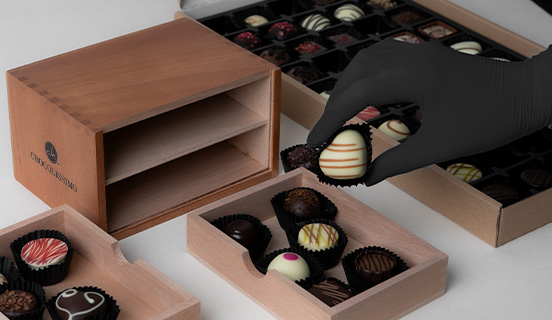 Pralinen aus dem Nachfüllset in die Schachtel umfüllen