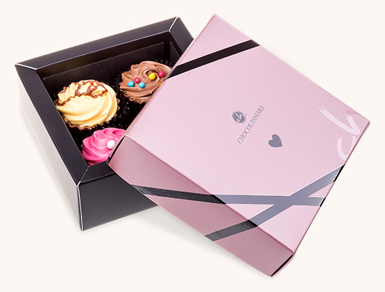 Einzigartige Eigenschaften von vier Pralinen in Form amerikanischer Cupcakes zum Valentinstag