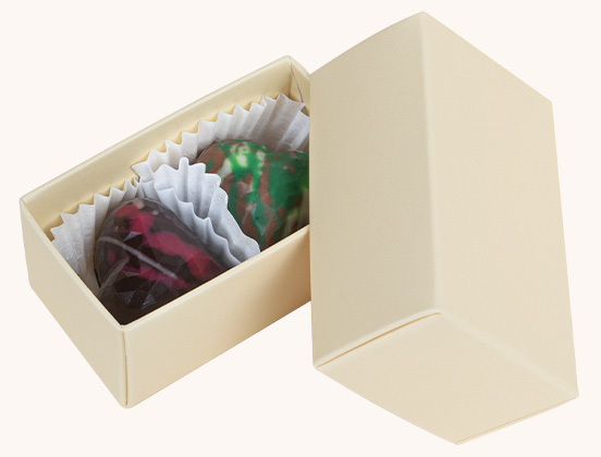 Besondere Merkmale herzförmiger Pralinen für Unternehmen in einer grauen Schachtel