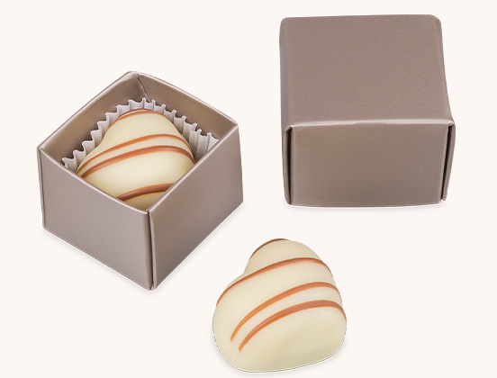 einzigartige Merkmale von herzförmigen Pralinen für Unternehmen in einer grauen Schachtel
