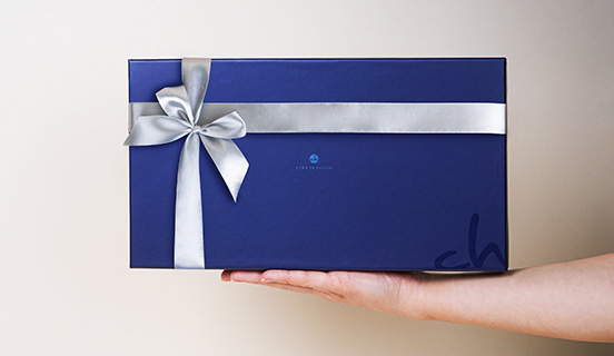 Ein dekorativ verpacktes Pralinenset als Geschenk