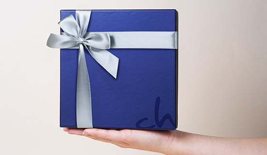 Ein dekorativ verpacktes Pralinenset als Geschenk