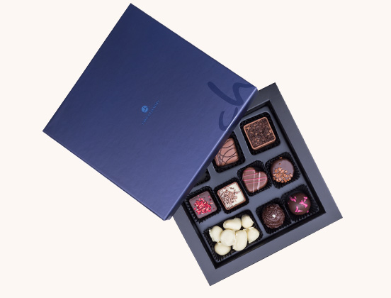 einzigartige Merkmale einer Reihe von Schokoladenpralinen in einer dekorativen Schachtel von Momenten mini