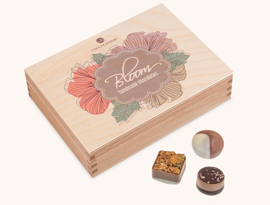 Einzigartige Merkmale des Holzkästchens mit Schokoladenpralinen und Blumenmotiv