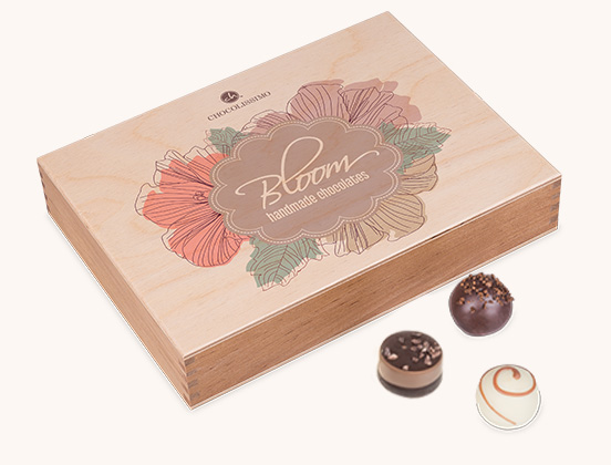 Einzigartige Merkmale des Holzk&auml;stchens mit Schokoladenpralinen und Blumenmotiv