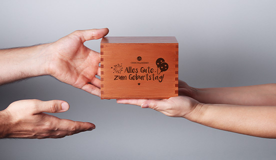 eine Schachtel mit 20 Pralinen zum Geburtstag spenden