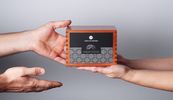 Dekoratives Holzkästchen mit Schokoladenpralinen als Geschenk