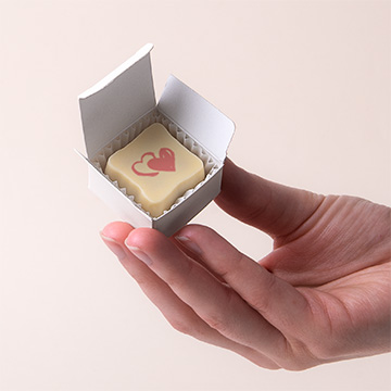 Praline in der Hand mit personalisierter Grafik für die Gäste
