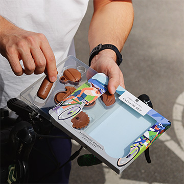eine Reihe von Figuren aus dem Schokoladenfahrrad-Set