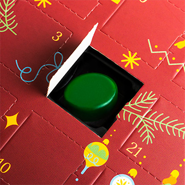 Ein burgunderroter Adventskalender mit Pralinen als Geschenk