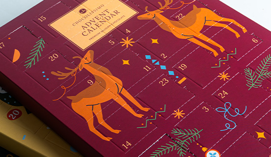 Burgunderroter Adventskalender mit Pralinen