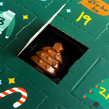 Grüner Adventskalender mit Schokoladenfiguren