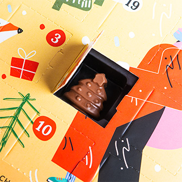 Gelber Adventskalender mit Schokoladenfiguren für Kinder