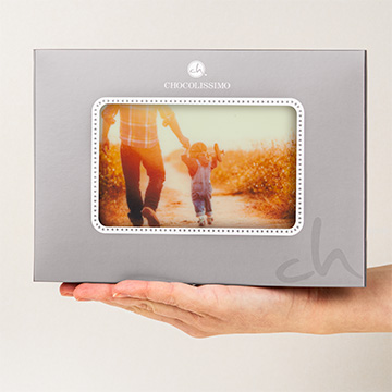 Schokoladentafel mit Foto in der Handfläche
