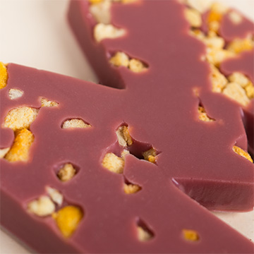 Ergänzungen, die in den Buchstaben M in Ruby's Chocolate Mama Lettering getaucht sind