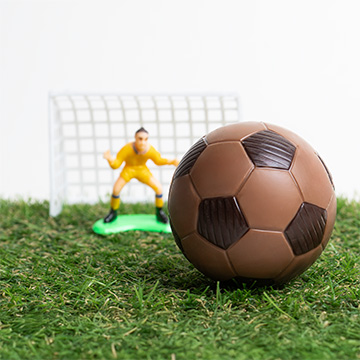 Fu&szlig;ball aus Vollmilchschokolade mit Segmenten aus Zartbitterschokolade