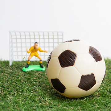 Fu&szlig;ball aus wei&szlig;er Schokolade mit Segmenten aus Zartbitterschokolade