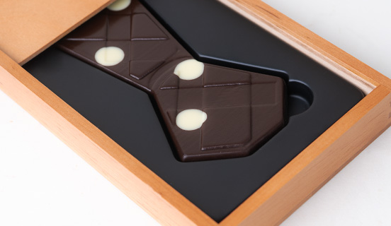 Gravur auf einer Schachtel mit einer Dessertschokoladen-Krawatte