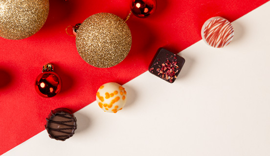 Pralinen in einem weihnachtlichen Arrangement arrangiert