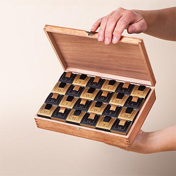 Offene Box mit Premium-Adventskalender