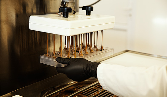 Belgische Schokolade in Form gie&szlig;en