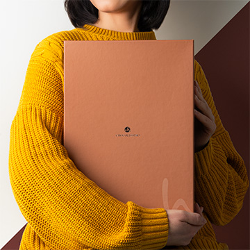 Eine Schokoladen-Überraschungsbox für den Winter, in den Händen gehalten