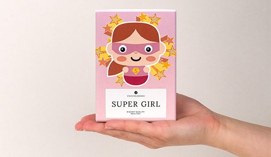 Eine dekorative Schachtel mit Schokoladenpralinen für eine tolle Freundin in einer dekorativen Schachtel mit personalisierten Pralinen