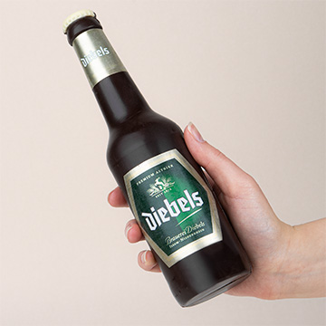 Schokoladenbierflasche in der Hand