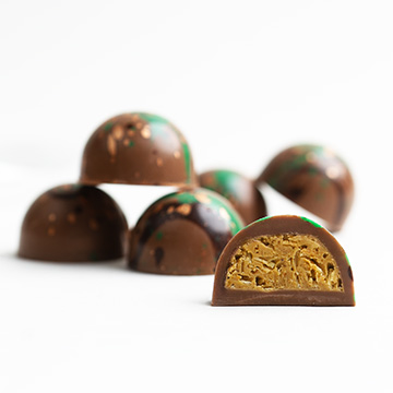 Halbierte Pralinen mit Dubai Füllung