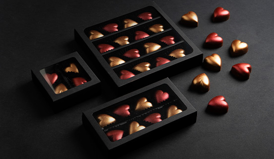 Gl&auml;nzende Herzpralinen mit Karamellf&uuml;llung