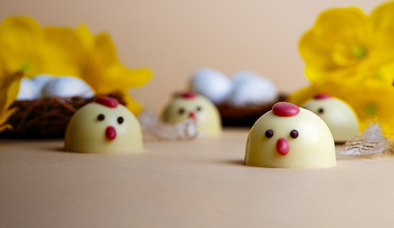 Osterpralinen in Form von Hühnern aus belgischer Schokolade