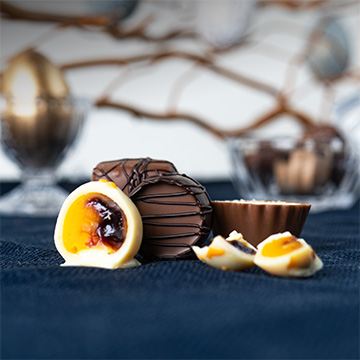 halbierte Schokoladenpralinen in einem Ostergesteck