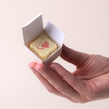 Praline in der Hand mit personalisierter Grafik für die Gäste