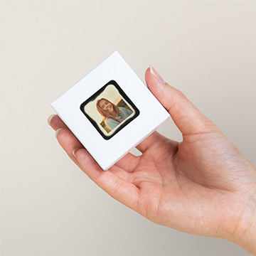 Eine Praline, die Ihnen in der Hand mit Ihrem eigenen Foto &uuml;berreicht wird