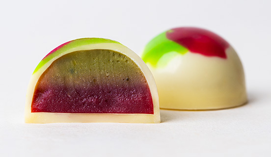 Matcha-Himbeer-F&uuml;llung in handgefertigten Pralinen