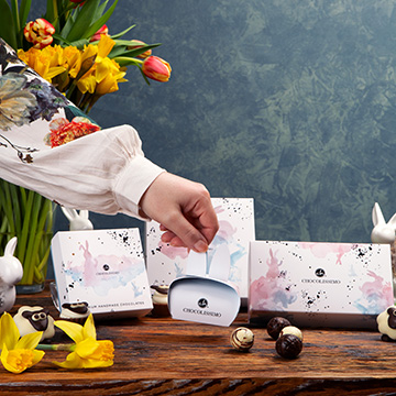 Schokoladenpralinen in einer Schachtel mit Hasenohren