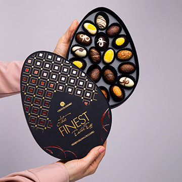 In den Händen präsentierter Osterset aus Schokoladeneiern aus belgischer Schokolade
