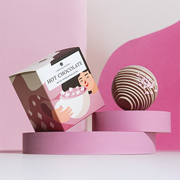 Schokoladenkugel mit rubinroten Marshmallows vor dem Einlegen in Milch