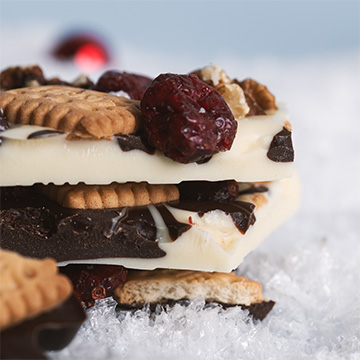 Schokoladen-Weihnachtsbaumscheiben mit Zusätzen