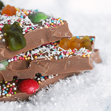 Jelly Beans und Süßigkeiten in einem Schokoladen-Weihnachtsbaum