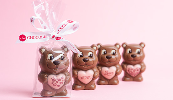 Schokoladen-B&auml;ren zu Valentinstag in dekorativer Geschenkfolie