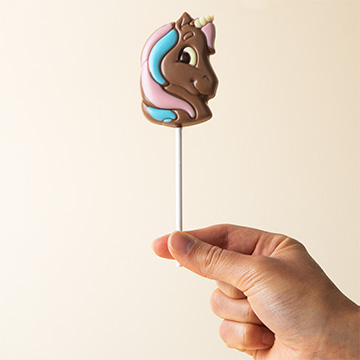 Schokoladen-Einhorn in Form eines Lutschers