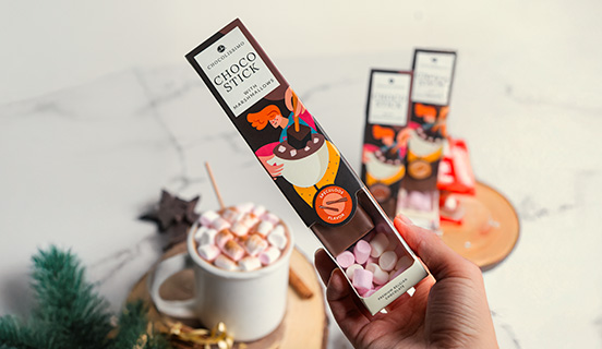 Der einzigartige Geschmack von Dessert-Trinkschokolade mit Marshmallows am Stiel